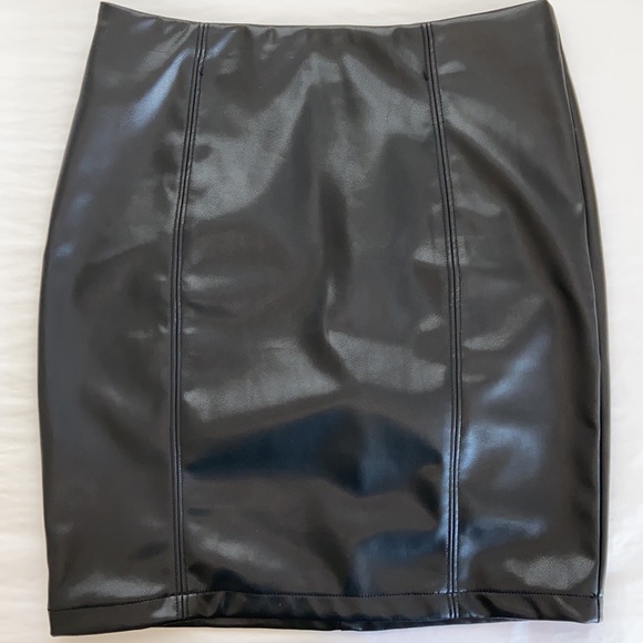 New Faux leather mini skirt & puff sleeve top set - Picture 7 of 7
